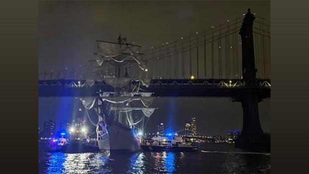 Mexican Navy ship collides into Brooklyn Bridge/Reuters/ANI Photo