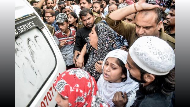 Relatives mourn a victim of the Red Fort blast