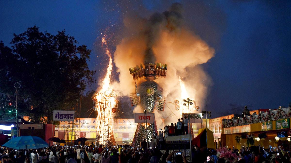 在Shri Dharmik Leela舉行的Dussehra Festival慶祝活動中，Kumbhakarna，Meghanada和Demon King Ravana燃燒的雕像