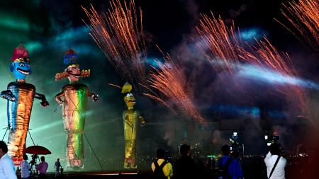 Bursts of crackers light up the sky with effigies of Ravana, Kumbhkaran, and Meghnath stand for Ravana Dahan in a program organized by the Punjabi-Hindu community at Morhabadi Maidan Bursts of crackers light up the sky with effigies of Ravana, Kumbhkaran, and Meghnath stand for Ravana Dahan in a program organized by the Punjabi-Hindu community at Morhabadi Maidan