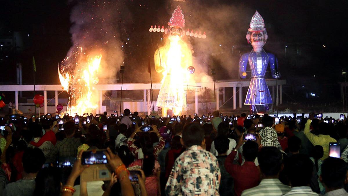 Ravana，Kumbhkaran和Meghnath的雕像在Bhopal的Ravan Dahan期間帶出了