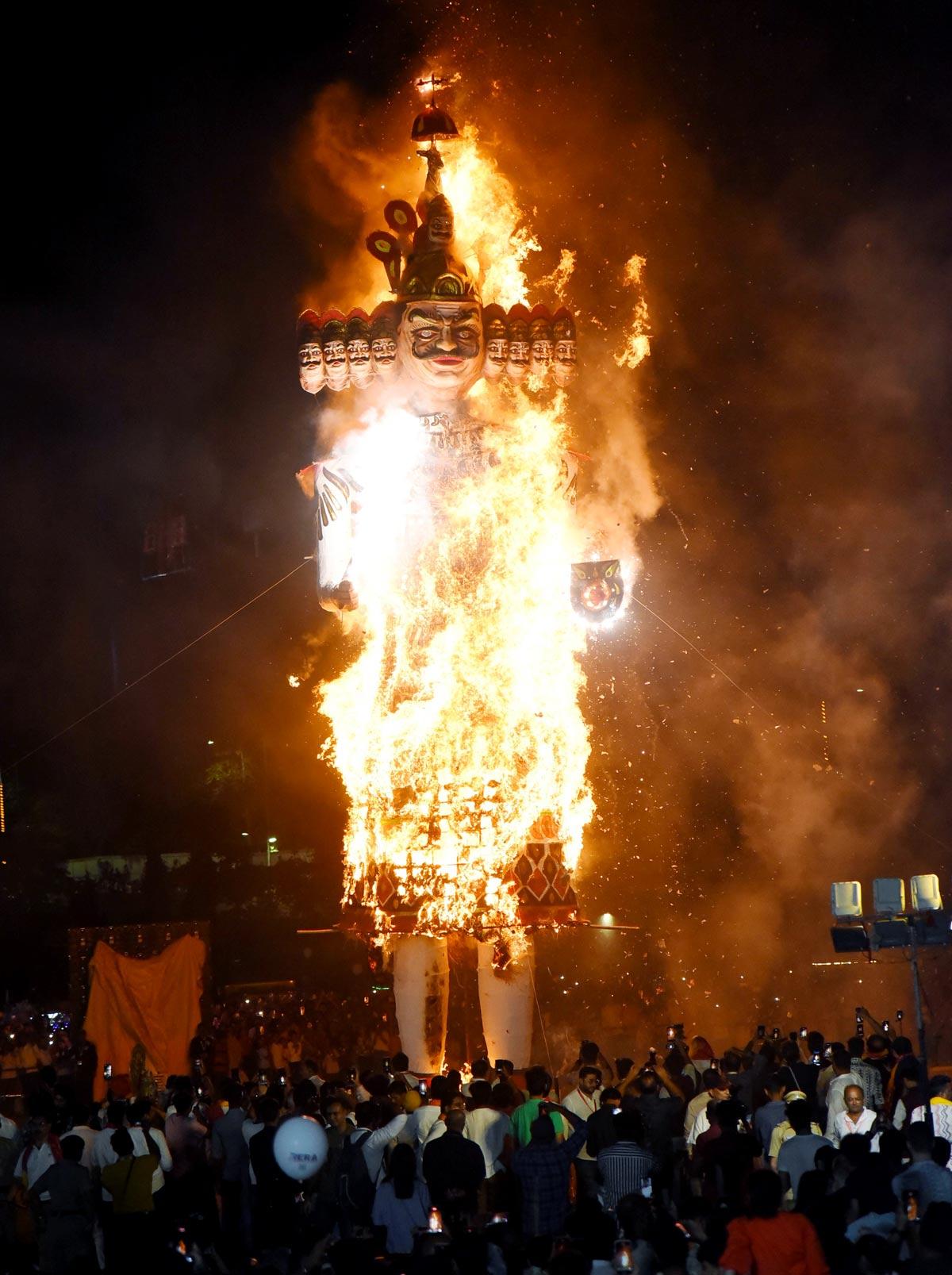 Ravana，Kumbhkaran和Meghnath的雕像在Bhopal的Ravan Dahan期間帶出了