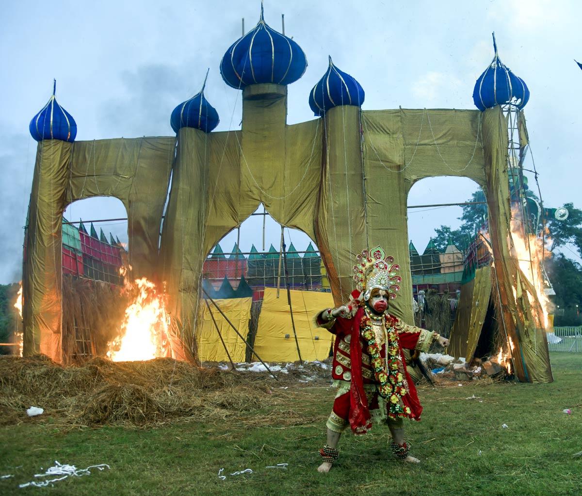 在遊行地面上，拉瓦那（Ravana）在拉瓦納（Ravan）燒傷的肖像時，穿著哈努曼勳爵（Lord Hanuman）的敬業