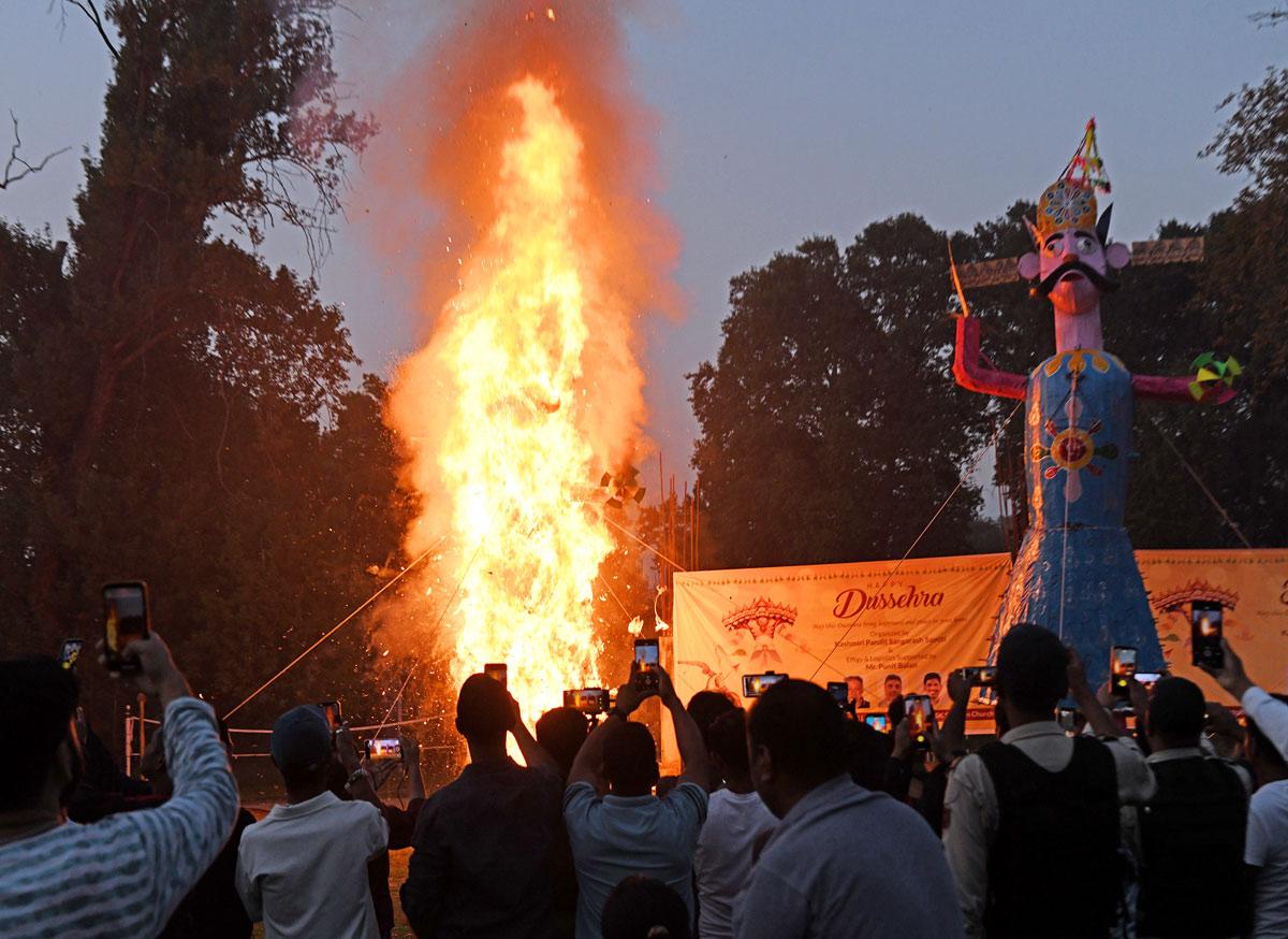 Ravana，Kumbhkaran和Meghnath的雕像在Srinagar的Ravan Dahan期間帶走了