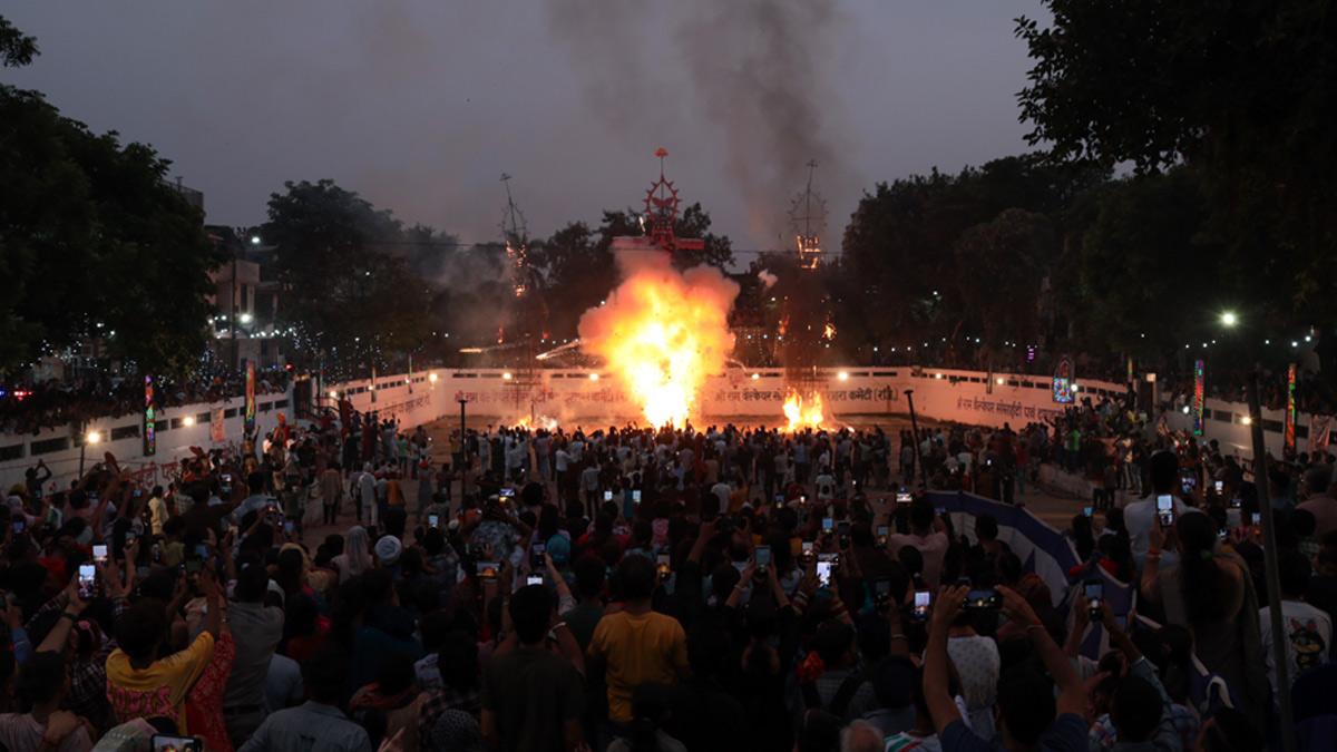 Ravana，Kumbhkaran和Meghnath的高聳的雕像在Jalandhar的Ravan Dahan期間放火焰
