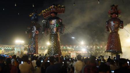 Delhi Chief Minister Rekha Gupta participates in Ravan Dahan at Luv Kush Ramleela, Red Fort Delhi Chief Minister Rekha Gupta participates in Ravan Dahan at Luv Kush Ramleela, Red Fort