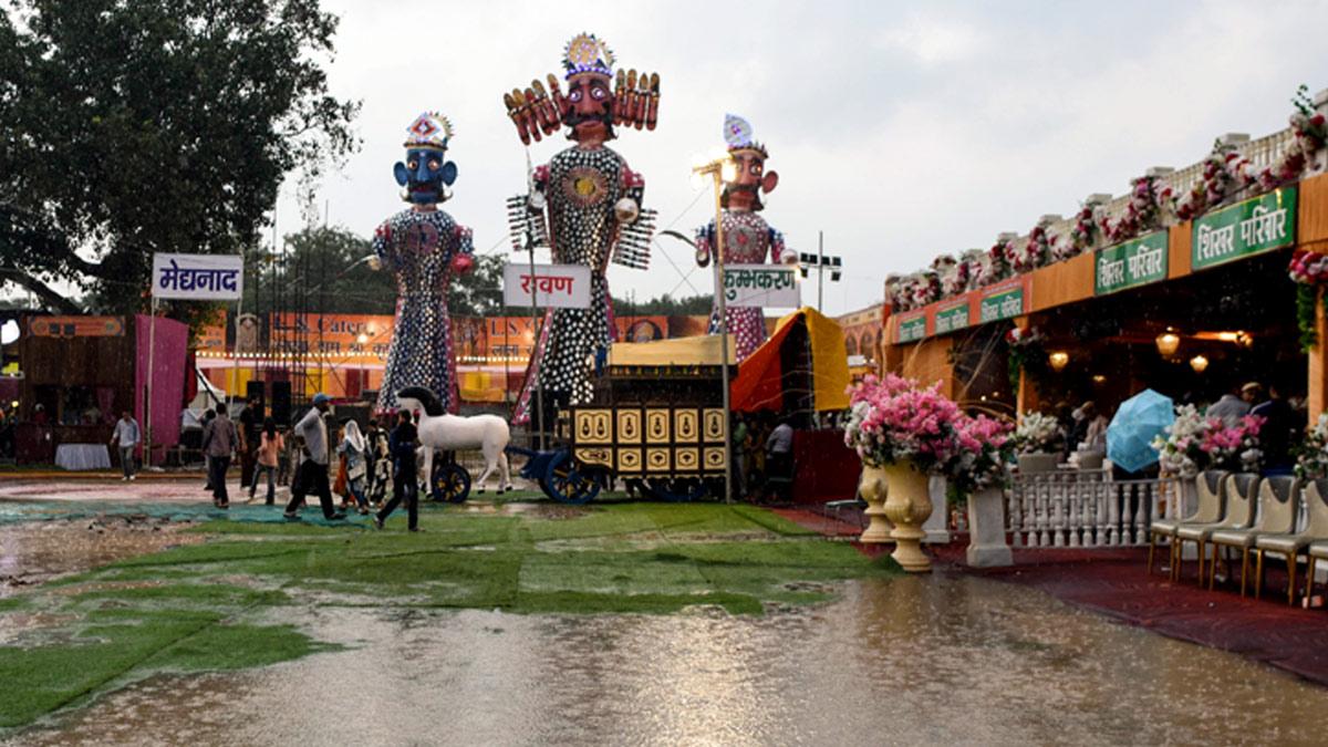 Shri Dharmik Leela的雨中，對惡魔國王Ravana和他的兄弟Kumbhakarna和Meghanada的雕像的景象的看法