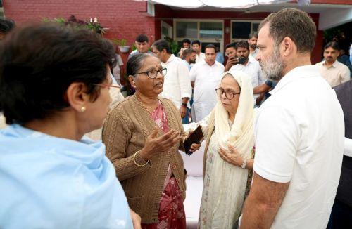 Rahul Gandhi meets the family of the IPS officer