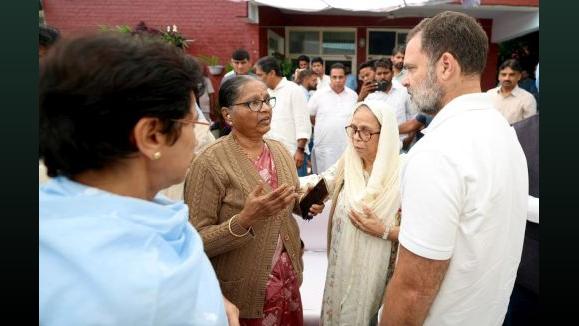 Rahul Gandhi meets the family of the IPS officer