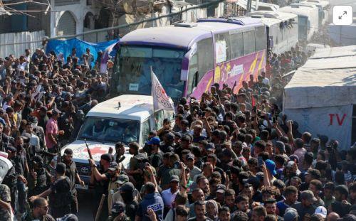 People gather to welcome freed Palestinian prisoners. Reuters/Ramadan Abed