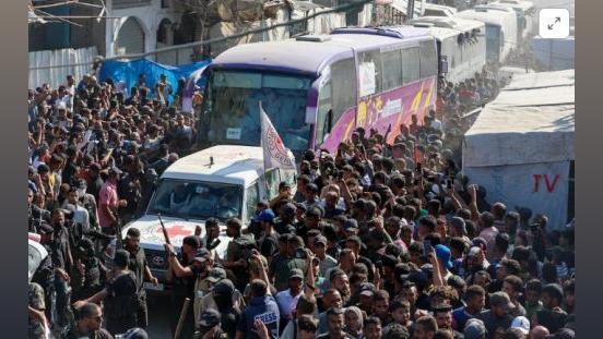 People gather to welcome freed Palestinian prisoners. Reuters/Ramadan Abed
