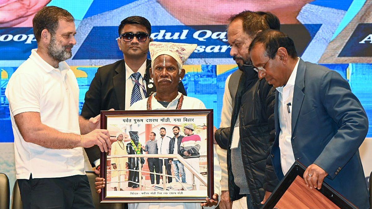 Rahul Gandhi with Dashrath Manjhi's son Bhagirath Manjhi at the 'Samvidhan Suraksha Sammelan', at Bapu Sabhaghar in Patna