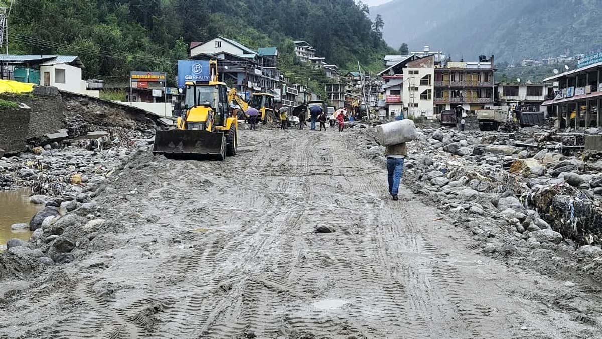 The National Highways Authority of India conducts restoration work of National Highways on the Kullu-Manali section after flash floods and heavy rains The National Highways Authority of India conducts restoration work of National Highways on the Kullu-Manali section after flash floods and heavy rains