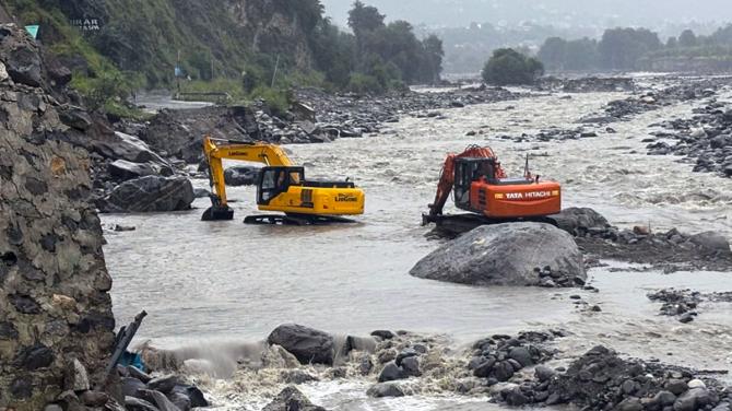 The National Highways Authority of India conducts restoration work of National Highways on the Kullu-Manali section after flash floods and heavy rains The National Highways Authority of India conducts restoration work of National Highways on the Kullu-Manali section after flash floods and heavy rains