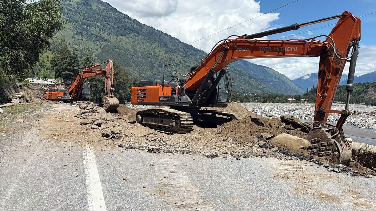 The National Highways Authority of India conducts restoration work of National Highways on the Kullu-Manali section after flash floods and heavy rains The National Highways Authority of India conducts restoration work of National Highways on the Kullu-Manali section after flash floods and heavy rains