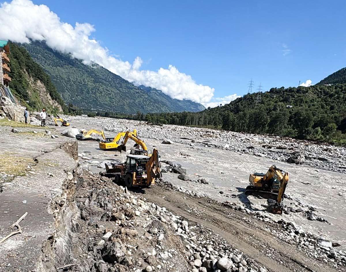 The National Highways Authority of India conducts restoration work of National Highways on the Kullu-Manali section after flash floods and heavy rains The National Highways Authority of India conducts restoration work of National Highways on the Kullu-Manali section after flash floods and heavy rains