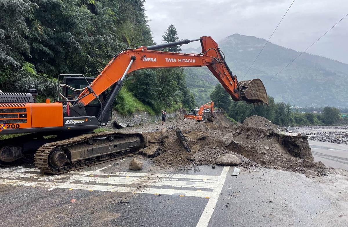 The National Highways Authority of India conducts restoration work of National Highways on the Kullu-Manali section after flash floods and heavy rains The National Highways Authority of India conducts restoration work of National Highways on the Kullu-Manali section after flash floods and heavy rains