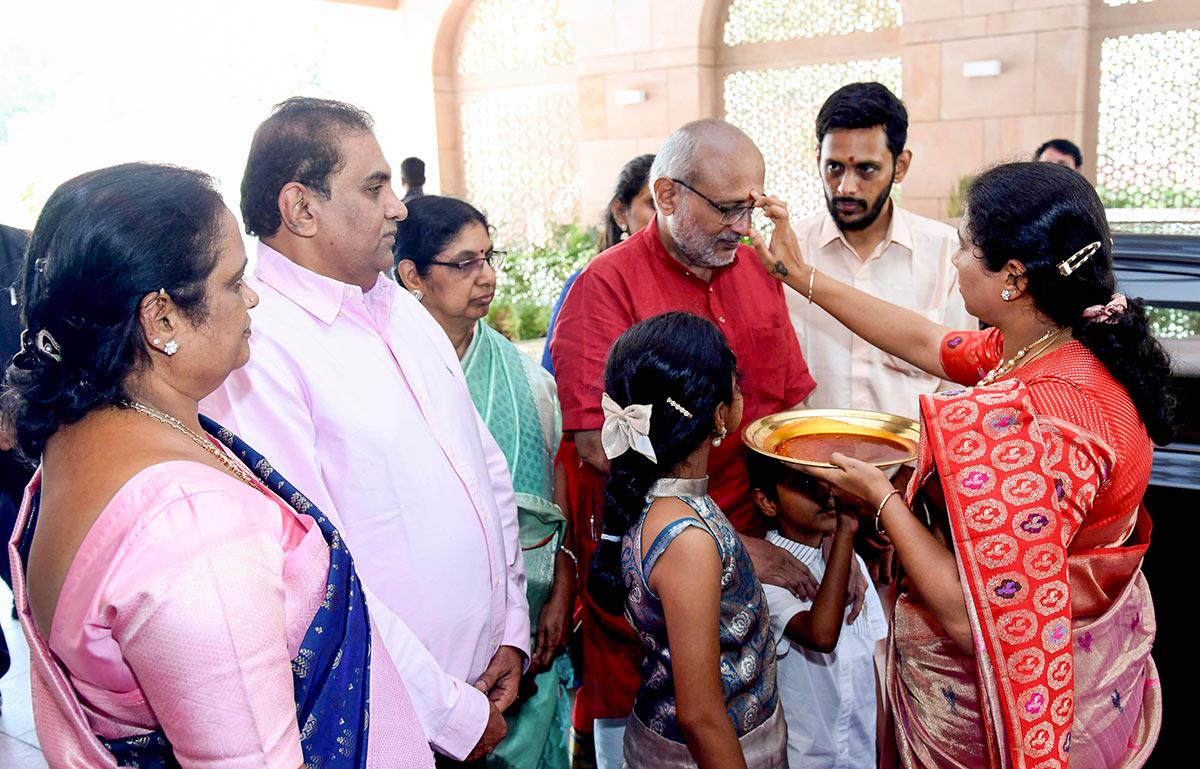 Vice President CP Radhakrishnan welcomed by his family at Vice President's Enclave