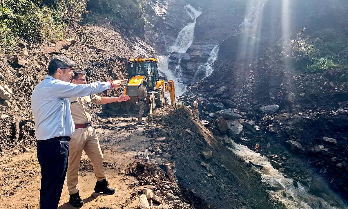 DM Sandeep Tiwari and SP Sarvesh Panwar inspect the situation