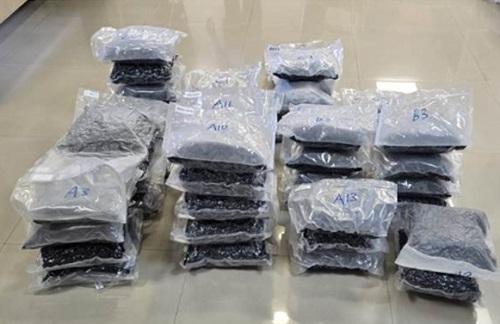 rediff.com - Rediff News - Hydroponic weed worth Rs 44 cr, diamonds seized at Mumbai airport