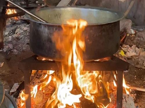 rediff.com - Rediff News - Amid LPG supply uncertainty, hotels in Rajasthan turn towards wood, coal