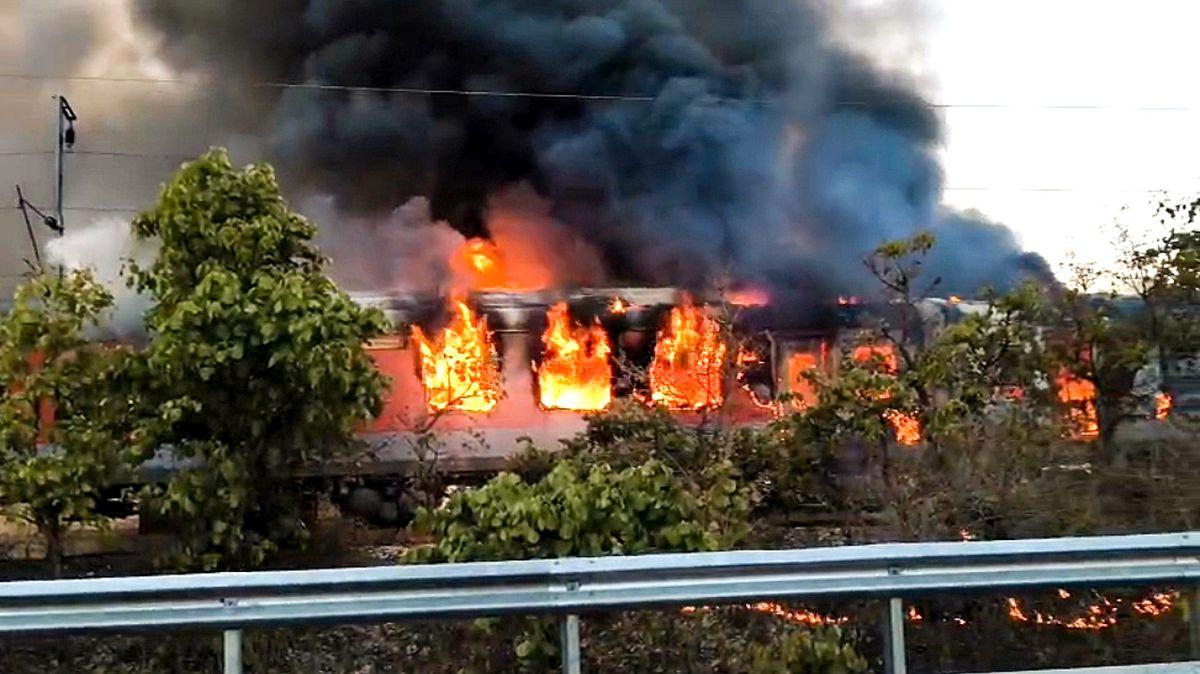 Fire breaks out in Delhi-bound Rajdhani Express, rail traffic hit ...