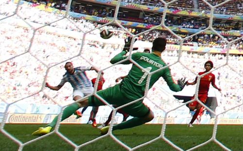 Argentina's Gonzalo Higuain (L) fails to score against Belgium 