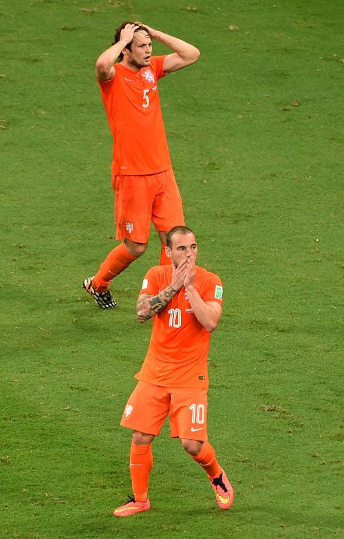 Daley Blind and Wesley Sneijder of the Netherlands react after a missed chance 