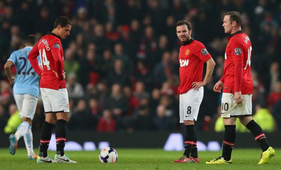 Wayne Rooney, Javier Hernandez and Juan Mata react after Manchester United concede a goal