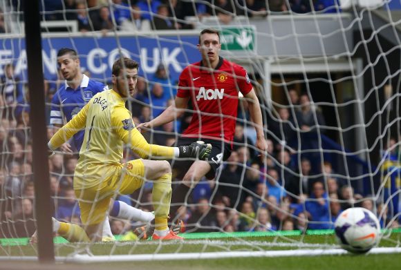 Everton's Kevin Mirallas (left) shoots and scores past Manchester United goalkeeper David de Gea