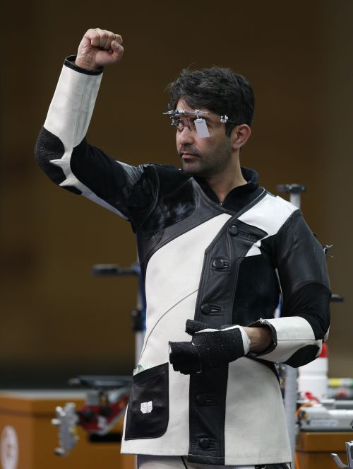 India's Abhinav Bindra celebrates winning the men's 10m air rifle shooting event at Barry Buddon shooting centre 