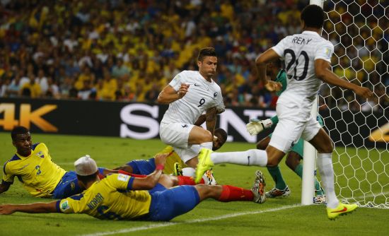 France's Olivier Giroud (C) tries to score past Ecuador's goalkeeper Alexander Dominguez 