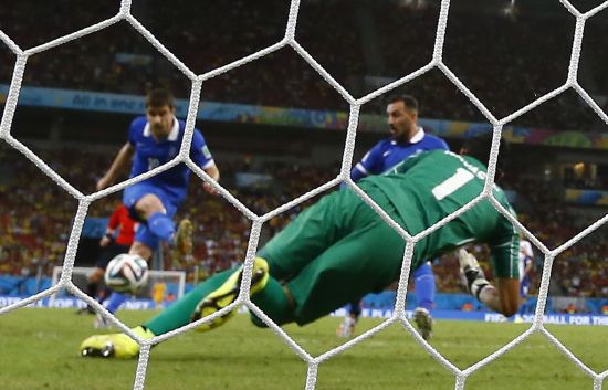 Greece's Sokratis Papastathopoulos (L) kicks to score a goal past Costa Rica's goalkeeper Keilor Navas 