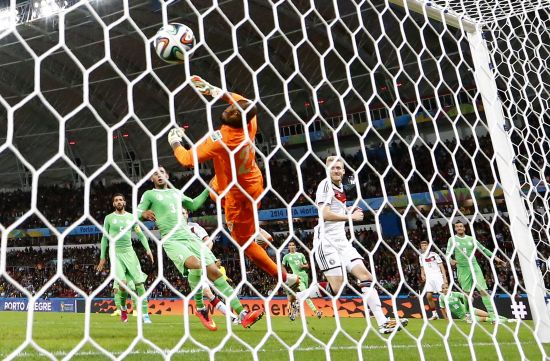 Germany's Andre Schuerrle (9) scores past Algeria's goalkeeper Rais Mbolhi 