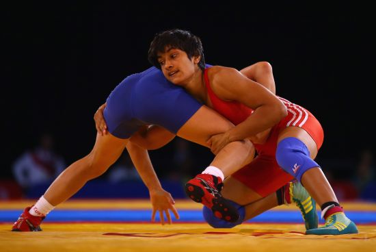 Vinesh of India (red) on her way to beating Yana Rattigan of England in the 48kg Freestyle Wrestling Gold medal match 