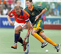 Dutchman Jeroen Delmee (L) fighting for the ball with Australian Dean Butler in the final of the Champions Trophy