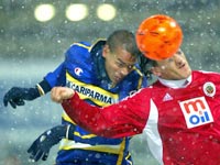 Parma's Matteo Ferrari (L) jumps for the ball with Mustafa Ozkan of Genclerbirligi during their UEFA Cup third round, first leg match in Parma, Italy