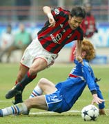 AC Milan's Filippo Inzaghi (L) is tackled by Mirko Conte (R) of Sampdoria during their Serie A match at San Siro stadium