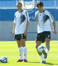 Sebastian Deisler (L) and Michael Ballack of the German soccer team attend a practice session