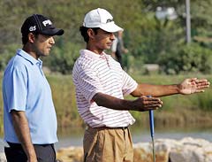 Arjun Atwal (left) and Jyoti Randhawa line up at the 17th hole on the first day of the WGC-World Cup