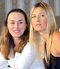 Martina Hingis (L) of Switzerland smiles with Maria Sharapova of Russia during a news conference for the Pan Pacific Open tennis tournament in Tokyo on January 30, 2006.