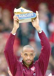 Arsenal's Thierry Henry holds aloft the Baclays Premier League Golden Boot trophy as this season's top goal scorer during farewell celebrations at Highbury on May 7, 2006.