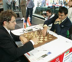 Viswanathan Anand in action against Levon Aronian