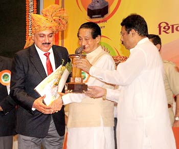 Vispy Kapadia receiving Utrkrushta Krida Margadarshak Puraskar from S C Jamir, Governor of Maharashtra
