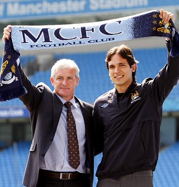 Manchester City manager Mark Hughes (left) with striker Roque Santa Cruz