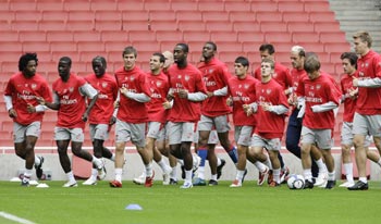 Arsenal players train