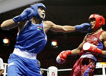 Vijender Kumar (left) during his bout against Angkhan Chomphuphuang of Thailand at the 2008 Beijing Olympic Games