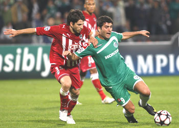 Maccabi Haifa's Vladimer Dvalishvili (right) and Girondins Bordeaux's Diego Placente vie for possession