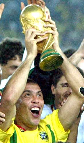 Ronaldo kisses the trophy