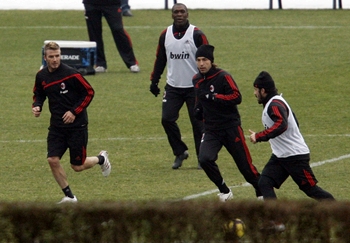 Beckham trains with teammates Clarence Seedorf (2nd L), Andrea Pirlo and Gennaro Gattuso (R)